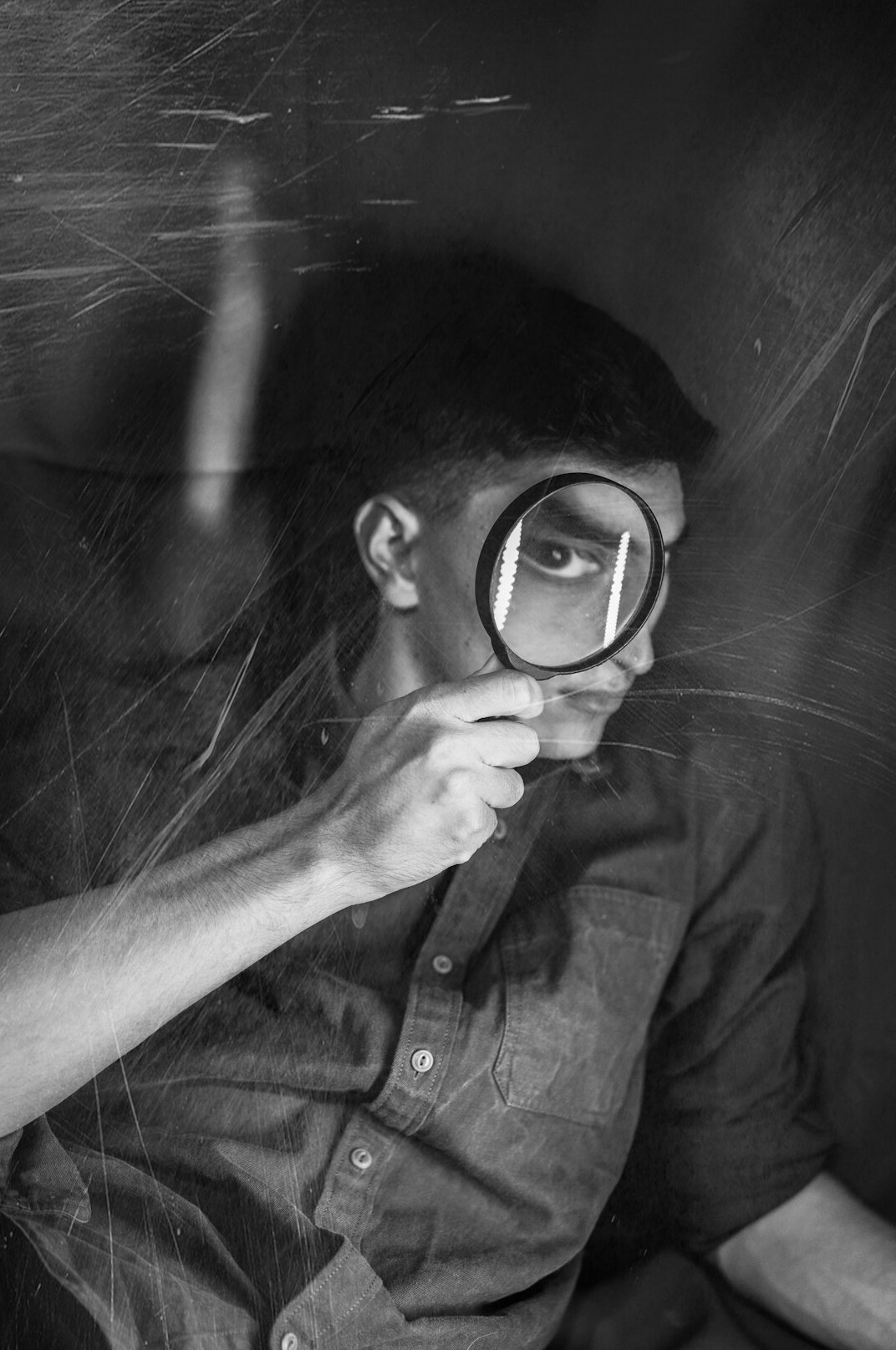 detective with magnifying glass